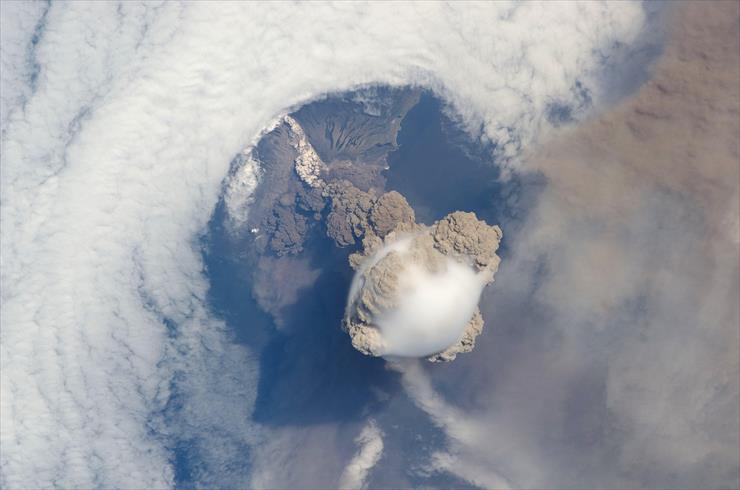 GIFY-ZIEMIA,PLANETY - Sarychev Volcano.jpg