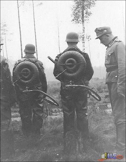 II wojna św.-foty - flame-throwers-in-the-world-war-two-9.jpg