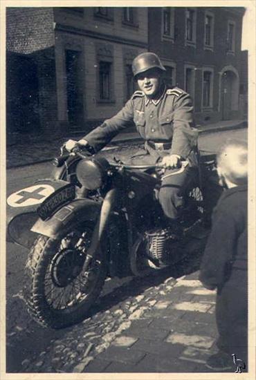 Czarno - Białe - WWII_German_Photo_Sidecar_Redcross.jpg