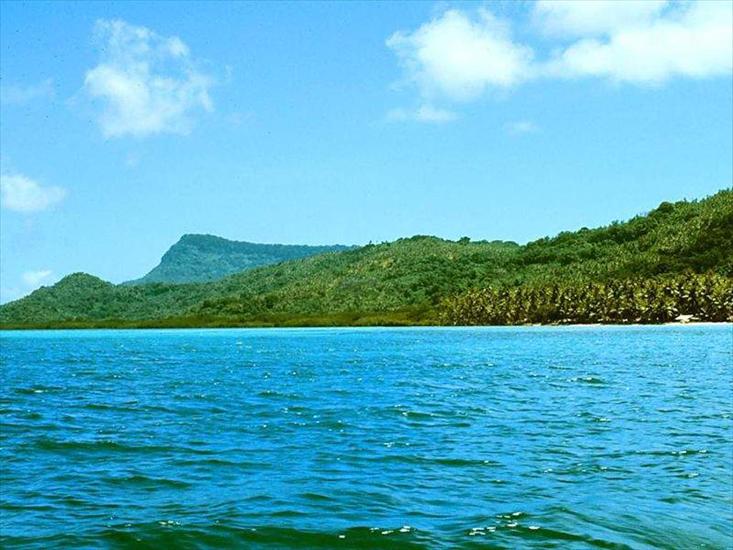 tapety-krajobrazy - High volcanic island with fringing reef.jpg