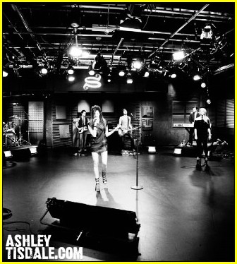 Galeria - ashley-tisdale-go-out-today-08.jpg