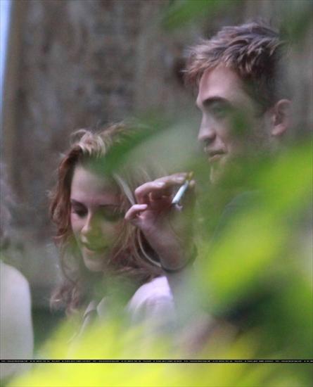 13.08 Rob składa ... - MORE-pictures-of-Rob-s-visit-with-Kristen-twilight-series-14696764-560-692.jpg
