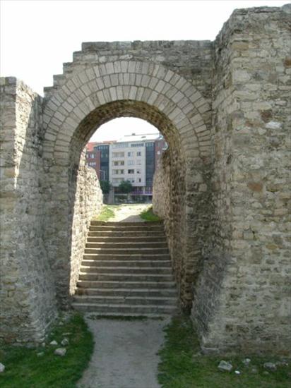 Węgry - Aquincum-amfiteatr wojskowy - główne wyjście.jpg