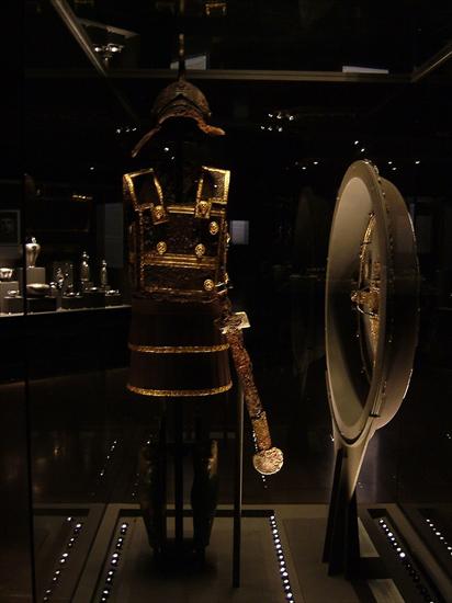Grecja - Vergina Archeological Museum - The main armor suit of Phillip II 001.jpg