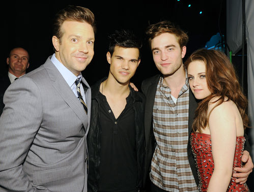 MTV Movie Awards 2011 - normal_Kristen-Robert-MTV-Movie-Awards-12.jpg