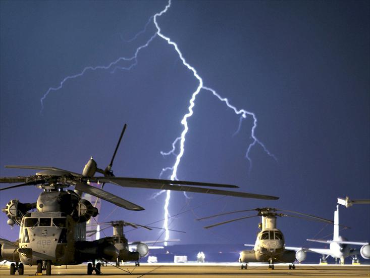 TAPETY KRAJOBRAZY - Thunder_Storm_Military_Landing_1024x768.jpg