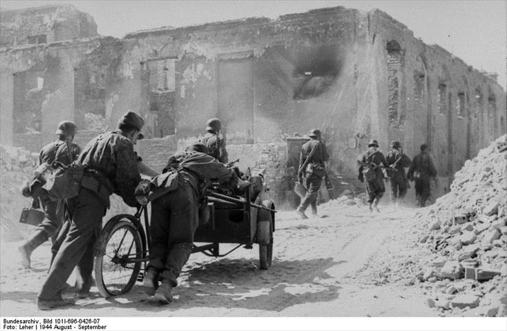 Powstanie Warszawskie - zdjęcia - Bundesarchiv_Bild_101I-696-0426-07,_Warschauer_Aufstand,_Waffen-SS_neben_Ruine.jpg