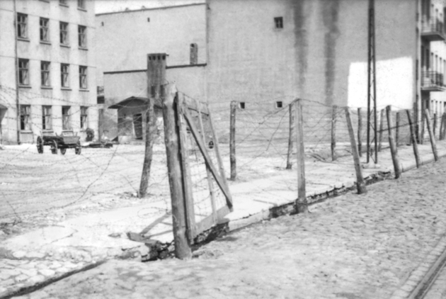 archiwalne fotografie II wojna światowa - getto 41 Teren po zlikwidowanym obozie cygańskim.JPG
