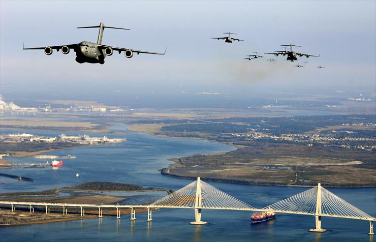 foto - Fifteen C-17 fly over the city of Charleston.jpg
