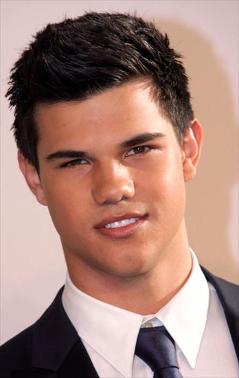 Taylor Lautner - cfda-fashion-awards-6159-12.jpg