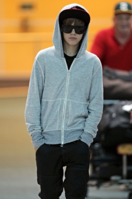 Justin Bieber na lotnisku w Vancouver - normal_016.jpg
