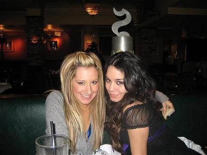 Ashley Tisdale i Vanessa Hudgens - 93fe271bc21.jpg