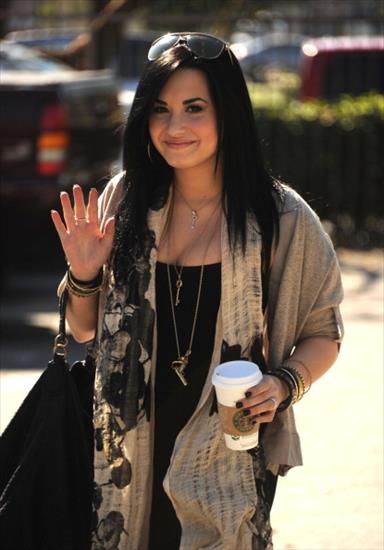 Demi Lovato - 28.01.2011  Santa Monica.jpg