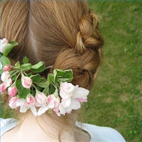fryzurki z warkoczem i kwiatami - braided-hairstyles-weddings-200X200.jpg