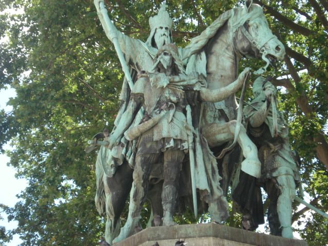 Francja - Paryz, Pomnik Karola Wielkiego i jego 2 rycerzy.jpg