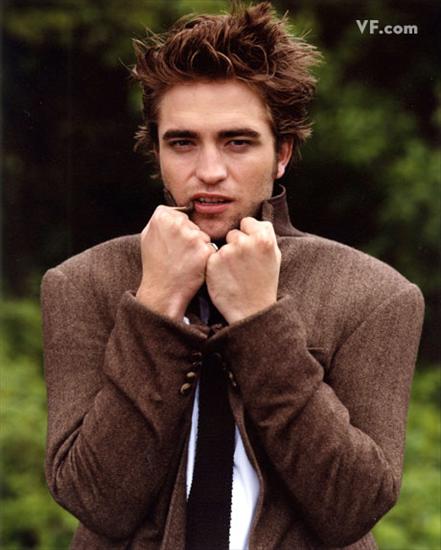Robert Pattinson Edward Cullen - pattinson-B-0912-10.jpg