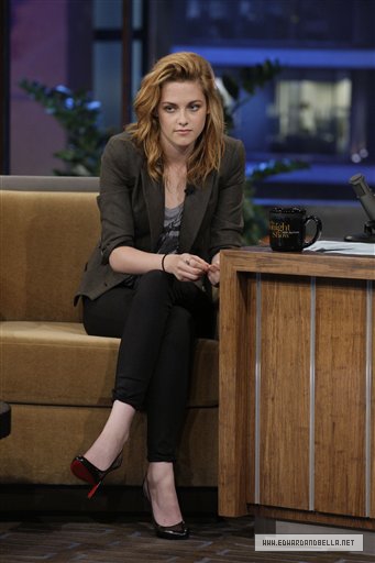08.10 Kristen w  Tonight Show - mq004af.jpg