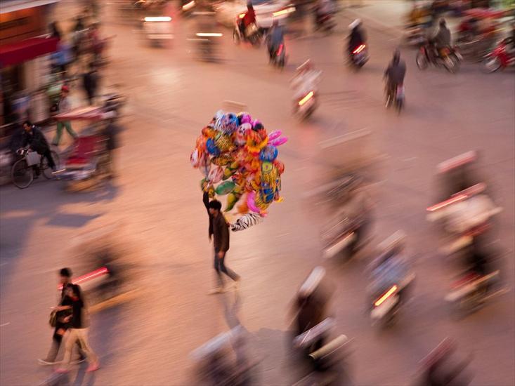 tapety - balloon-vendor-vietnam_19997_990x742.jpg