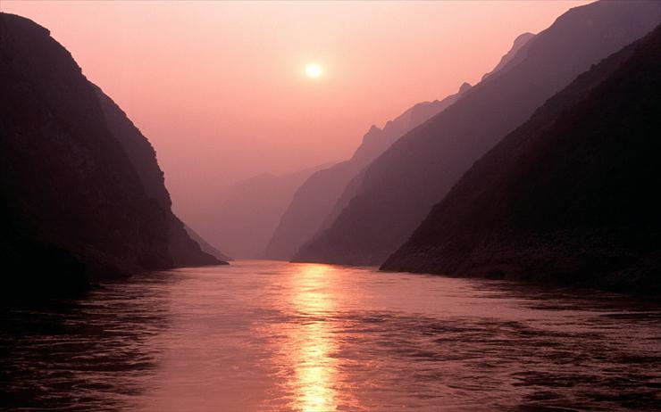 1680x1050 - Wu Gorge of Yangtze River, China.jpg