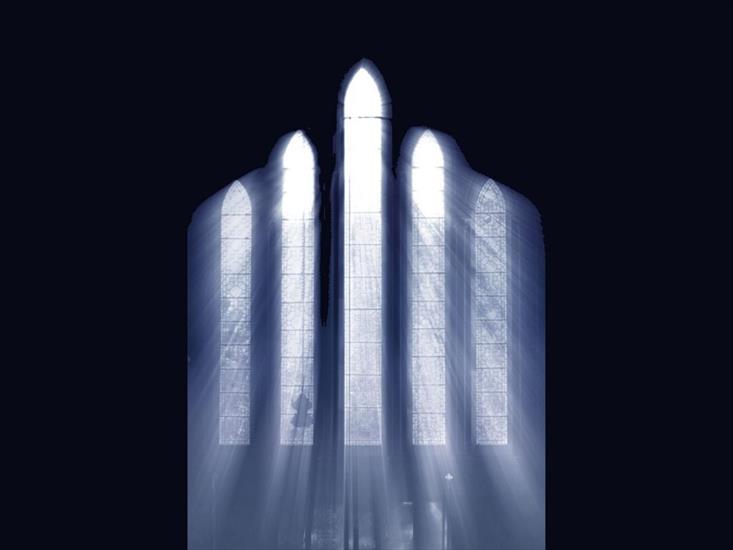 Obrazki Religijne - shafts-of-light-stream-through-stained-glass-window.jpg