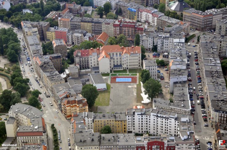  OŁBIN - Pośrodku budynek I LO, po lewej ul. Prusa, po prawej - Oleśnicka.jpg