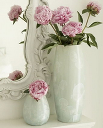 romantyczne kwiatuszki - biały wazon z piwoniami.jpg