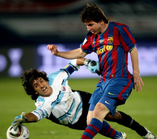Leo Messi - Lionel Messi mija bramkarza Club Atlante Cancun.jpg