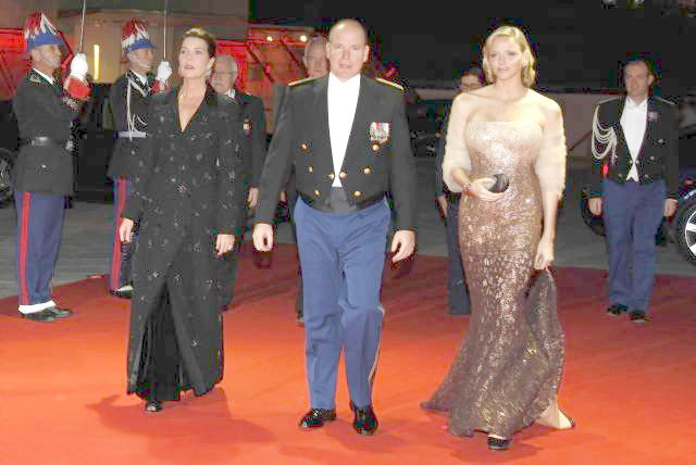Książe Albert Grimald... - Księżniczka Karolina, książę Albert i jego nar...na Charlene Wittstock tuż przed uroczysta gala.jpg