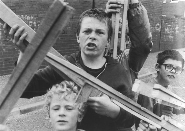 XIX-XX - Florilge... -  1985 Gilles Peress Enfants catholiques faisant la gurilla Belfast Irlande du Nord.jpg