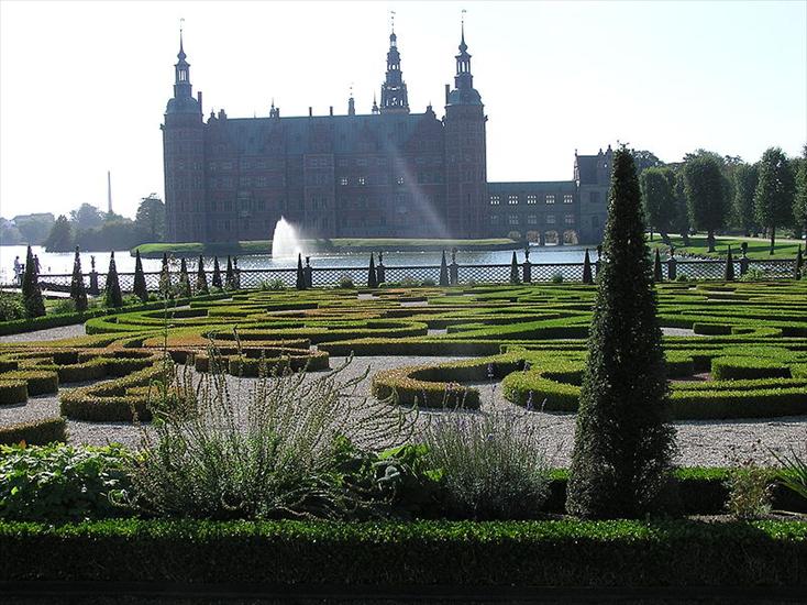 pałace i zamki - 800px-Frederiksborg_Slot_41.jpg