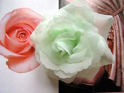 kwiateki z materiału - Wykonana z delikatnej tkaniny - miękko układające...łu zapięcie i małą gumeczkę. Doskonała przypinka.jpg