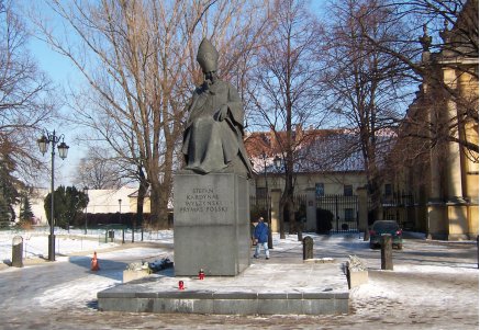 Pomniki w Warszawie - Pomnik Prymasa Wyszyńskiego.jpg